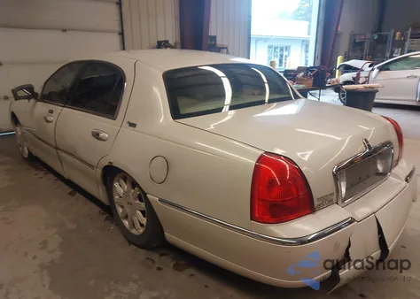 2006 Lincoln Town Car Signature Limited из США, поврежденный, VIN 1LNHM82W36Y632276